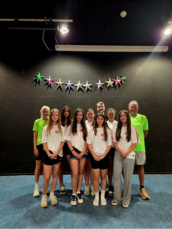 hinten von links: Trainerin Julia Dittrich, Ema Barbic, Sophie Riedel, Schulleiter Alexander Burkart, Tajana  Opacic, Trainer Klaus Kistner, Sarina Zrinc, | vorne von links: Anna Pschorn Selena Zrnic,  Nayra Miguens Lazo und Sarina Zrnic